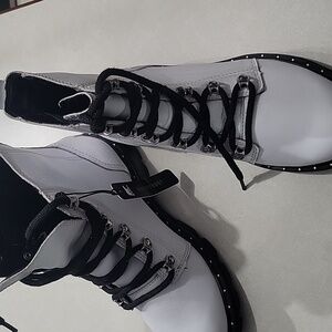 White leather Sorel boots size 6 new with defect.